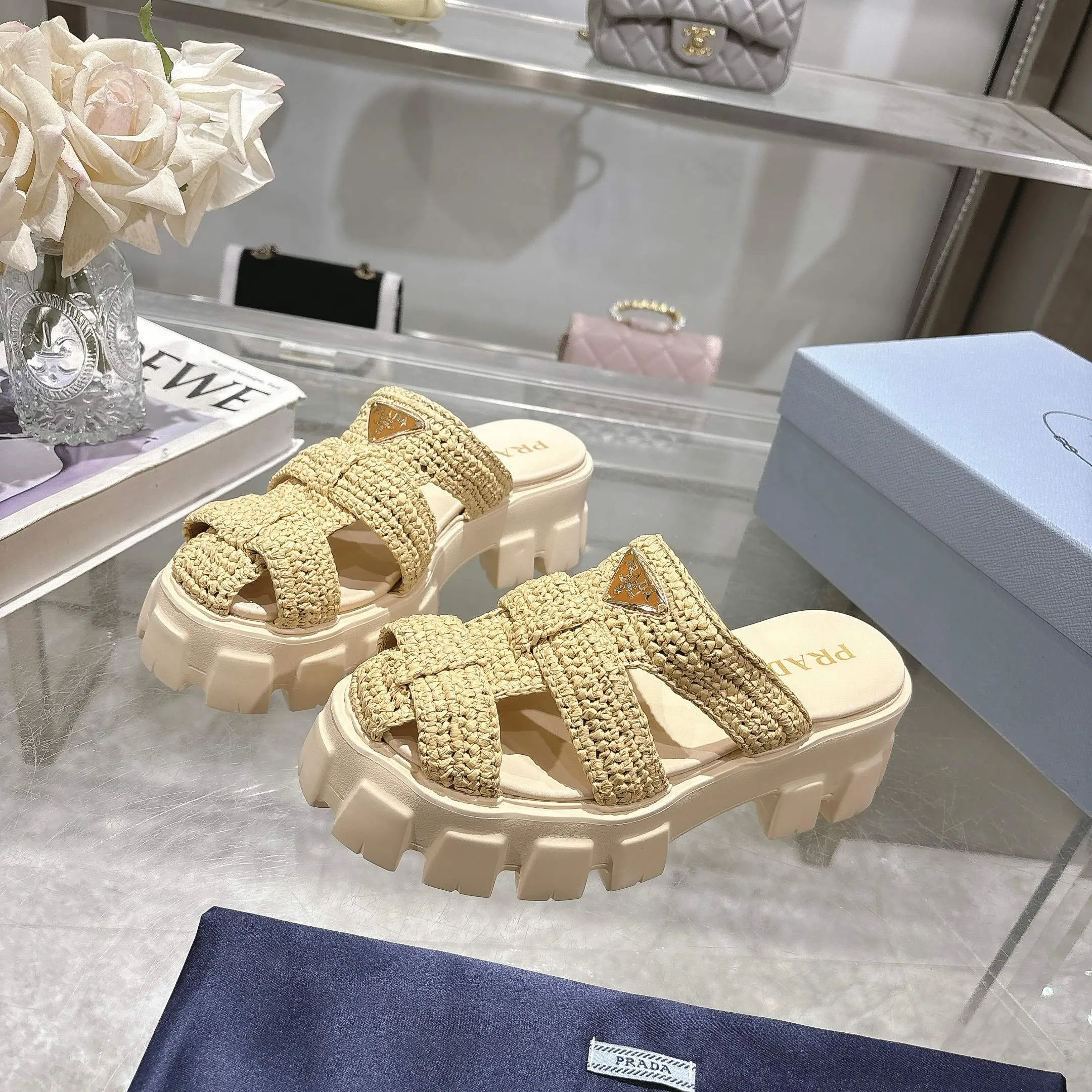 👟👟Ex-factory price 500👟👟 Original eco-friendly PP paper material, high version Prada Prada’s latest pig cage shoes, Roman woven thick-soled rubber slippers, the latest eco-friendly ♻️PP material, high price, fully handmade crochet, just like knitting sweaters, slow work and meticulous work, retro fashionable and avant-garde thick-soled soles with rubber uppers, retro wood grain to meet the various choices of fashionable people of different styles! The iconic metal triangle logo is paired with the shape of ancient beach sandals. Every design element is fashionable! Code number 35-41